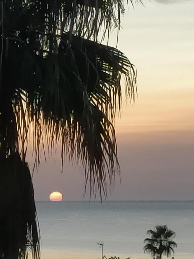 Appartement Met Zeezicht En Vlakbij Het Strand มานิลบา ภายนอก รูปภาพ
